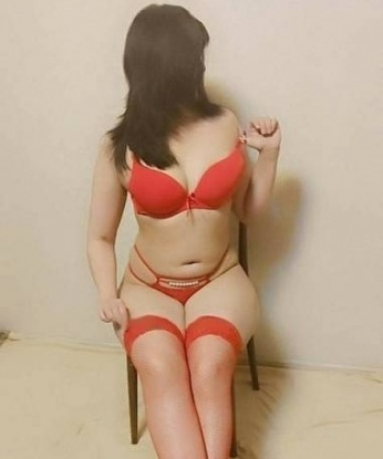 Твои желания - моя главная цель. Я умею создать атмосферу наслаждения и расслабления. Мои услуги разнообразны: пикантные массажи, стриптиз, эротические игры и многое другое. Возможности моего искусства ограничены только твоей фантазией. Мои фото говорят сами за себя, и ты увидишь, какая я прекрасная. Живу в Москве, и готова встретиться с тобой в комфортной обстановке. Мои клиенты оставляют положительные отзывы о нашей встрече. Люблю использовать немного эмоджи в общении – это придает нашим встречам еще больше страсти и игривости. Давай создадим волшебный момент вместе! 852, 36 лет