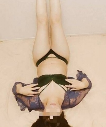 Твои желания - моя главная цель. Я умею создать атмосферу наслаждения и расслабления. Мои услуги разнообразны: пикантные массажи, стриптиз, эротические игры и многое другое. Возможности моего искусства ограничены только твоей фантазией. Мои фото говорят сами за себя, и ты увидишь, какая я прекрасная. Живу в Москве, и готова встретиться с тобой в комфортной обстановке. Мои клиенты оставляют положительные отзывы о нашей встрече. Люблю использовать немного эмоджи в общении – это придает нашим встречам еще больше страсти и игривости. Давай создадим волшебный момент вместе! 852, 36 лет