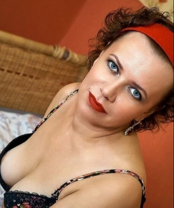 Моя страсть и чувственность приведут тебя в восторг. Позволь мне удовлетворить твои самые сокровенные желания и фантазии. Жду тебя с нетерпением! 8896, 40 лет